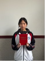 但眼中始终闪烁着对技能的热爱与对胜利